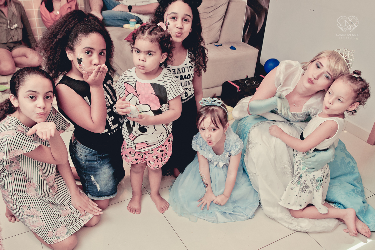 Festa infantil em casa com tema da cinderela fotografado pela fotografa premiada nayara andrade em santos litoral de sao paulo  aniversario de menina com quatro anos e familiares na sala de casa fotos com emoção e arte e edição infantil