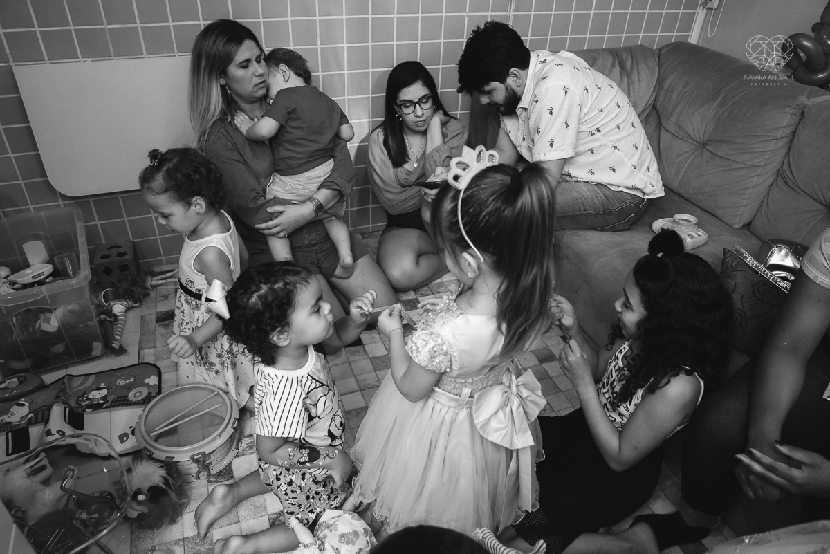 Festa infantil em casa com tema da cinderela fotografado pela fotografa premiada nayara andrade em santos litoral de sao paulo  aniversario de menina com quatro anos e familiares na sala de casa fotos com emoção e arte e edição infantil