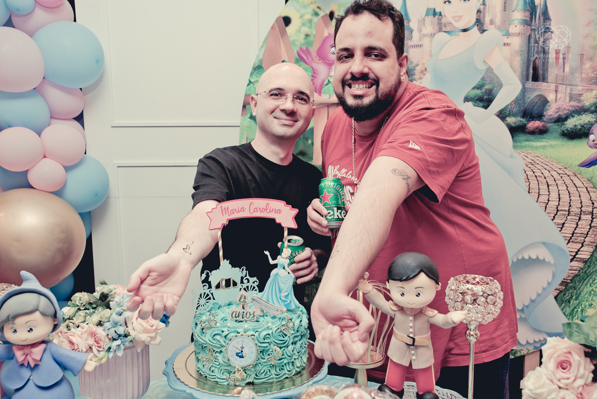 Festa infantil em casa com tema da cinderela fotografado pela fotografa premiada nayara andrade em santos litoral de sao paulo  aniversario de menina com quatro anos e familiares na sala de casa fotos com emoção e arte e edição infantil