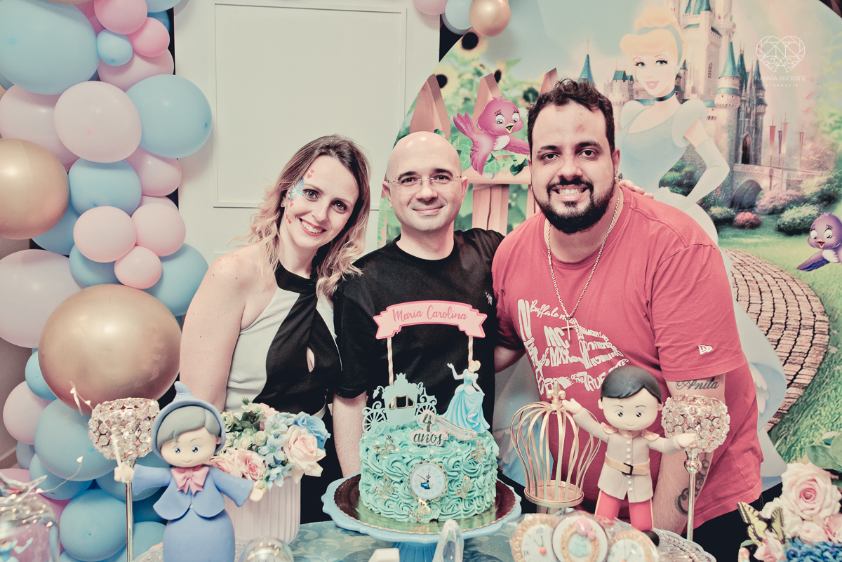 Festa infantil em casa com tema da cinderela fotografado pela fotografa premiada nayara andrade em santos litoral de sao paulo  aniversario de menina com quatro anos e familiares na sala de casa fotos com emoção e arte e edição infantil
