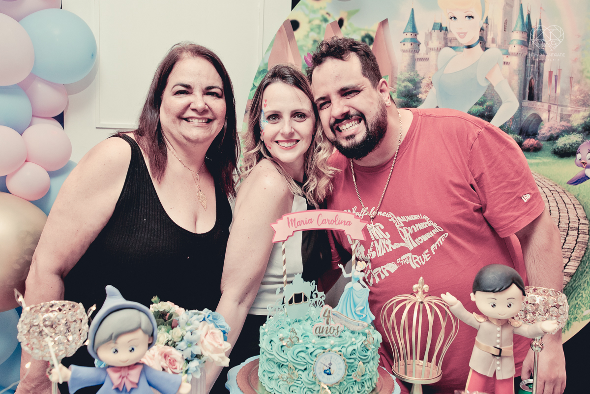 Festa infantil em casa com tema da cinderela fotografado pela fotografa premiada nayara andrade em santos litoral de sao paulo  aniversario de menina com quatro anos e familiares na sala de casa fotos com emoção e arte e edição infantil