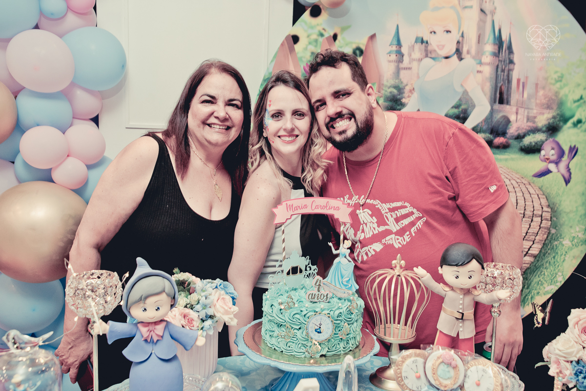 Festa infantil em casa com tema da cinderela fotografado pela fotografa premiada nayara andrade em santos litoral de sao paulo  aniversario de menina com quatro anos e familiares na sala de casa fotos com emoção e arte e edição infantil