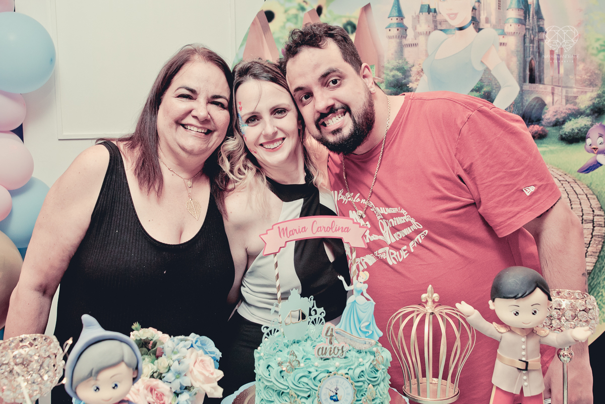 Festa infantil em casa com tema da cinderela fotografado pela fotografa premiada nayara andrade em santos litoral de sao paulo  aniversario de menina com quatro anos e familiares na sala de casa fotos com emoção e arte e edição infantil