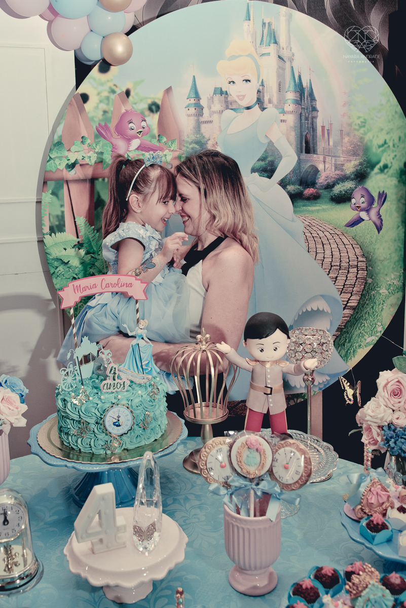 Festa infantil em casa com tema da cinderela fotografado pela fotografa premiada nayara andrade em santos litoral de sao paulo  aniversario de menina com quatro anos e familiares na sala de casa fotos com emoção e arte e edição infantil