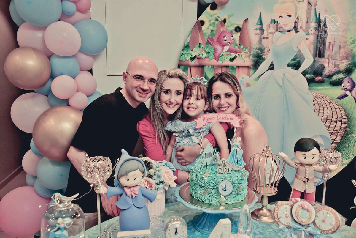 Festa infantil em casa com tema da cinderela fotografado pela fotografa premiada nayara andrade em santos litoral de sao paulo  aniversario de menina com quatro anos e familiares na sala de casa fotos com emoção e arte e edição infantil