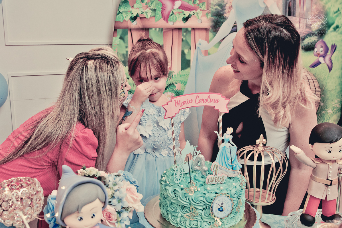 Festa infantil em casa com tema da cinderela fotografado pela fotografa premiada nayara andrade em santos litoral de sao paulo  aniversario de menina com quatro anos e familiares na sala de casa fotos com emoção e arte e edição infantil