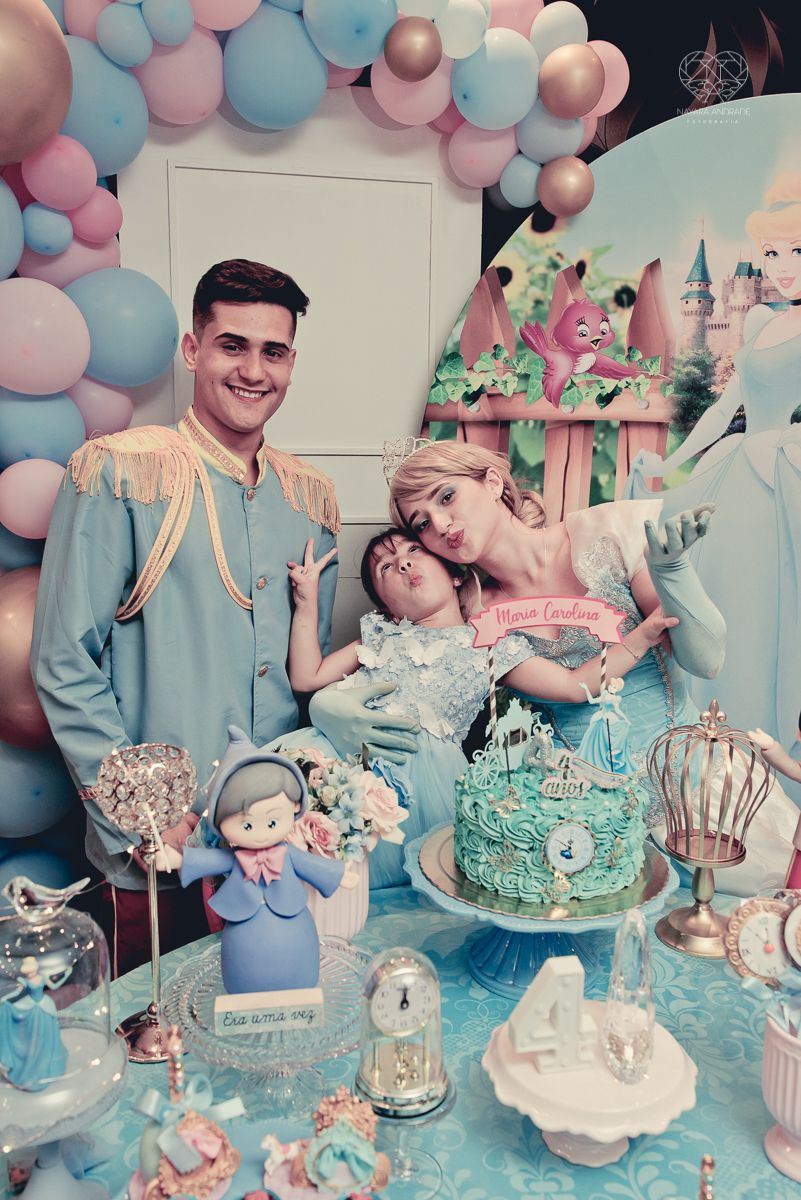 Festa infantil em casa com tema da cinderela fotografado pela fotografa premiada nayara andrade em santos litoral de sao paulo  aniversario de menina com quatro anos e familiares na sala de casa fotos com emoção e arte e edição infantil