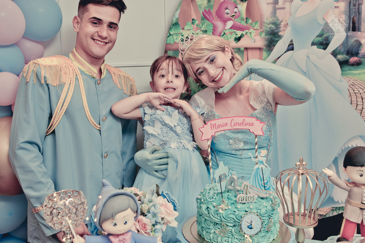 Festa infantil em casa com tema da cinderela fotografado pela fotografa premiada nayara andrade em santos litoral de sao paulo  aniversario de menina com quatro anos e familiares na sala de casa fotos com emoção e arte e edição infantil