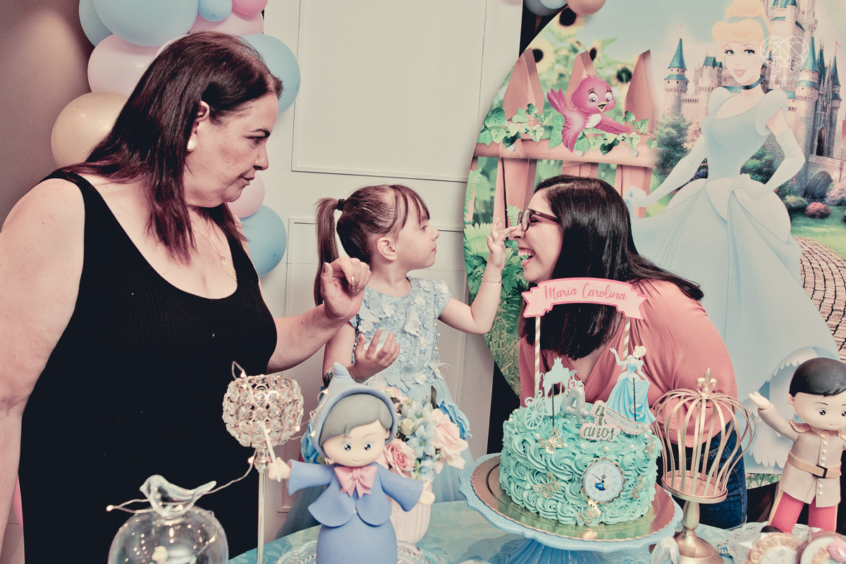 Festa infantil em casa com tema da cinderela fotografado pela fotografa premiada nayara andrade em santos litoral de sao paulo  aniversario de menina com quatro anos e familiares na sala de casa fotos com emoção e arte e edição infantil