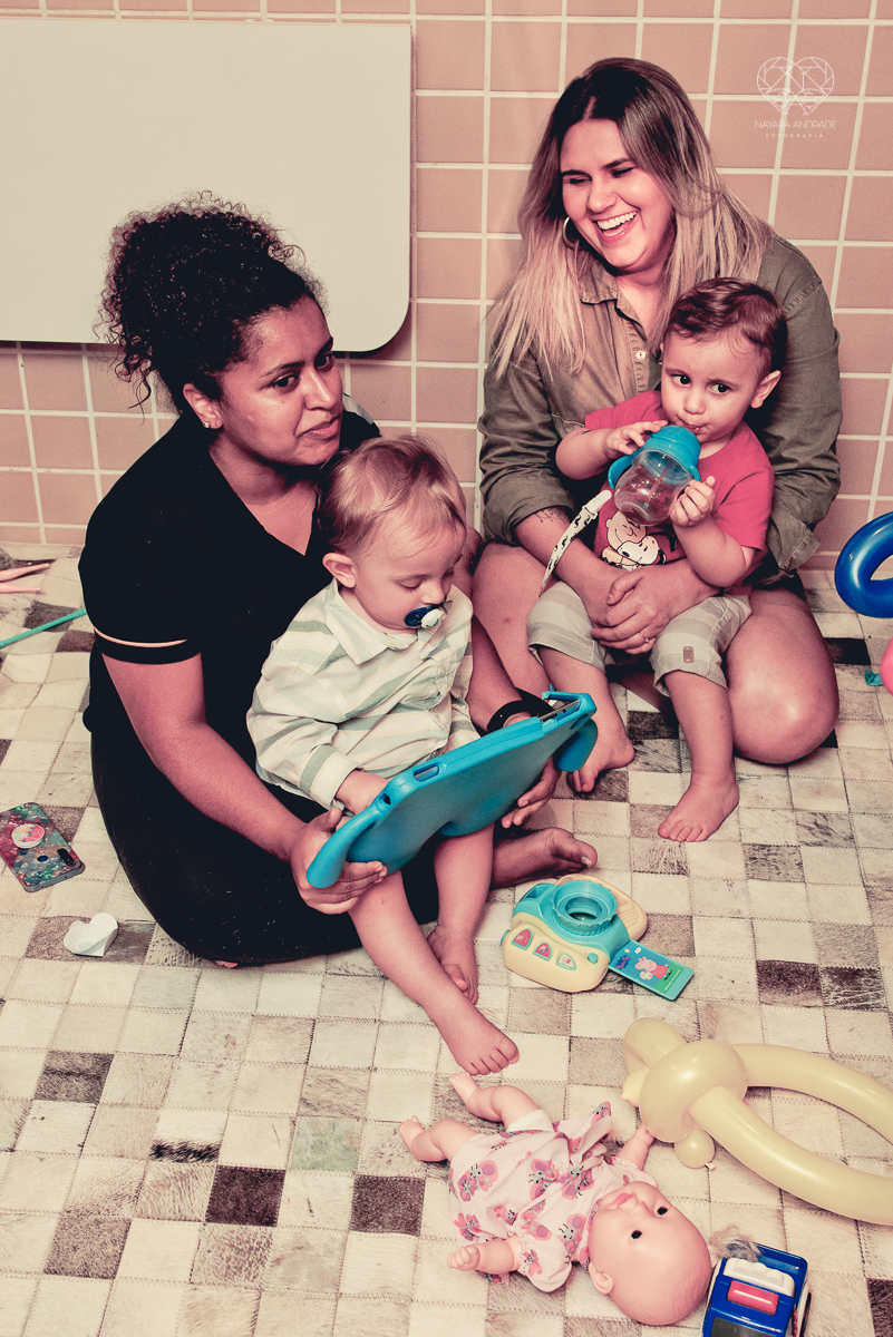 Festa infantil em casa com tema da cinderela fotografado pela fotografa premiada nayara andrade em santos litoral de sao paulo  aniversario de menina com quatro anos e familiares na sala de casa fotos com emoção e arte e edição infantil
