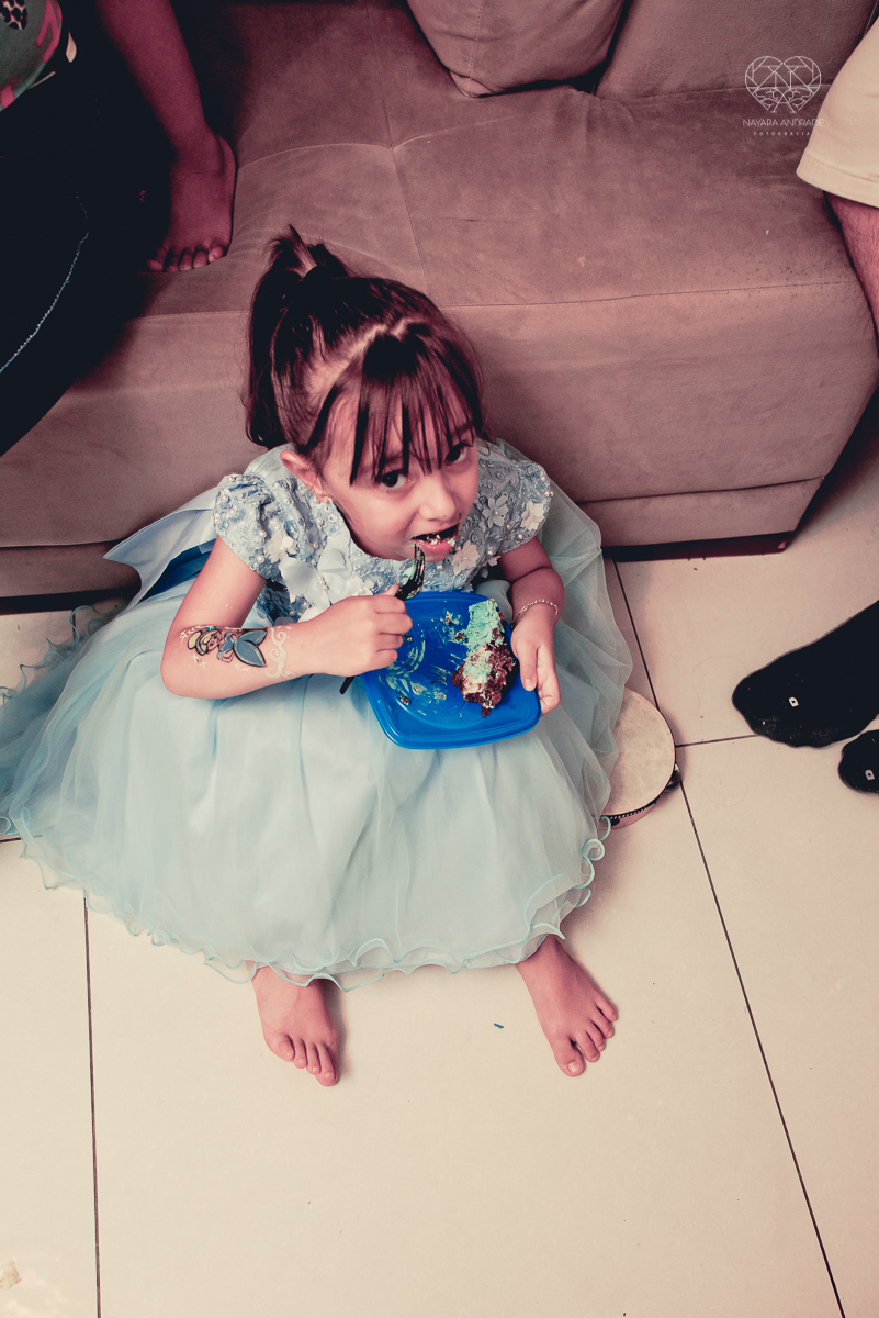 Festa infantil em casa com tema da cinderela fotografado pela fotografa premiada nayara andrade em santos litoral de sao paulo  aniversario de menina com quatro anos e familiares na sala de casa fotos com emoção e arte e edição infantil