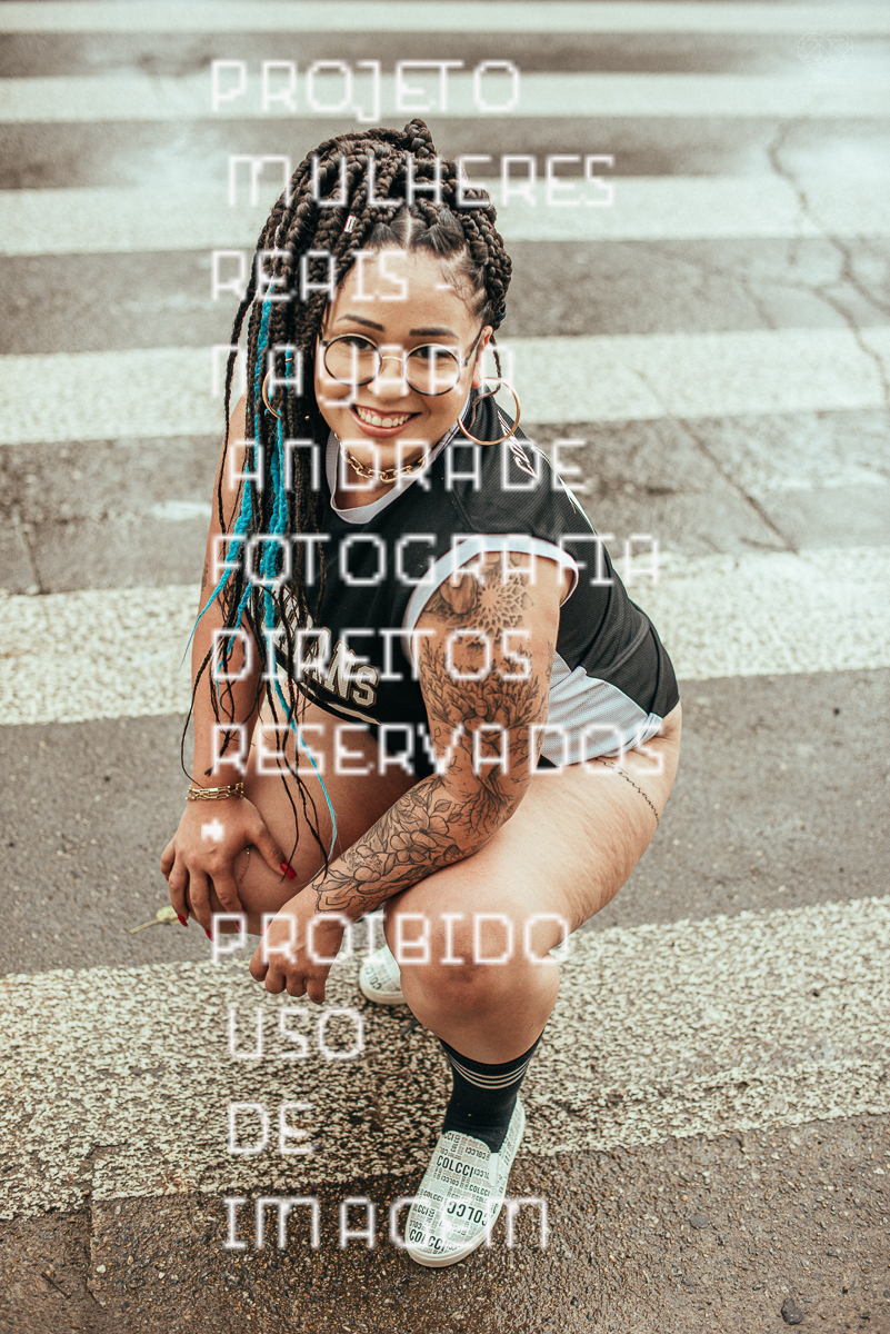 Foto de ensaio feminino mulher plus size linda e segura com fotos sensuais na cama de biquini mulher tatuada e ousada ensaio feito pela fotografa nayara andrade fotografia