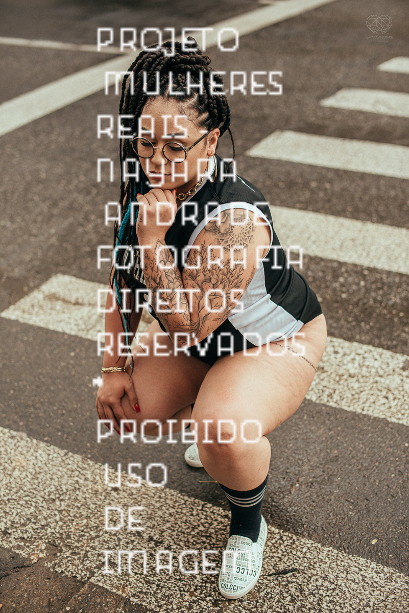 Foto de ensaio feminino mulher plus size linda e segura com fotos sensuais na cama de biquini mulher tatuada e ousada ensaio feito pela fotografa nayara andrade fotografia