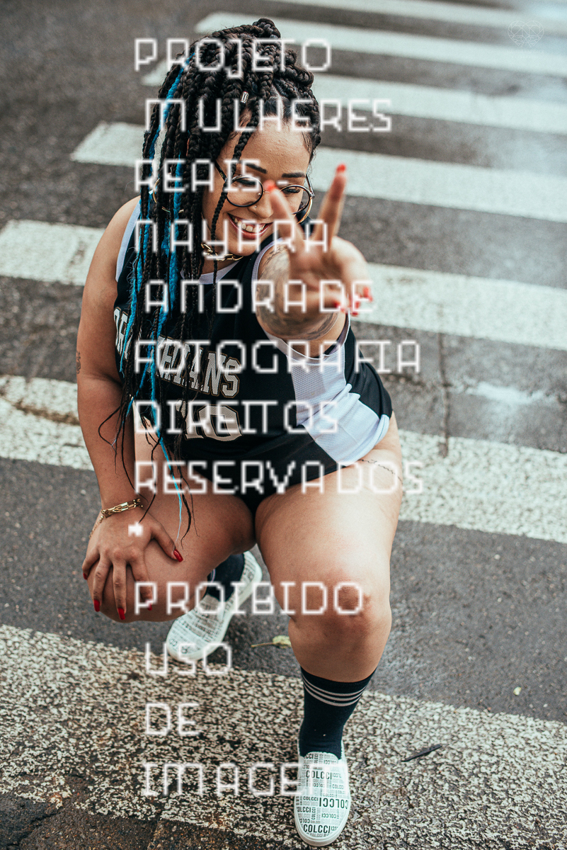 Foto de ensaio feminino mulher plus size linda e segura com fotos sensuais na cama de biquini mulher tatuada e ousada ensaio feito pela fotografa nayara andrade fotografia