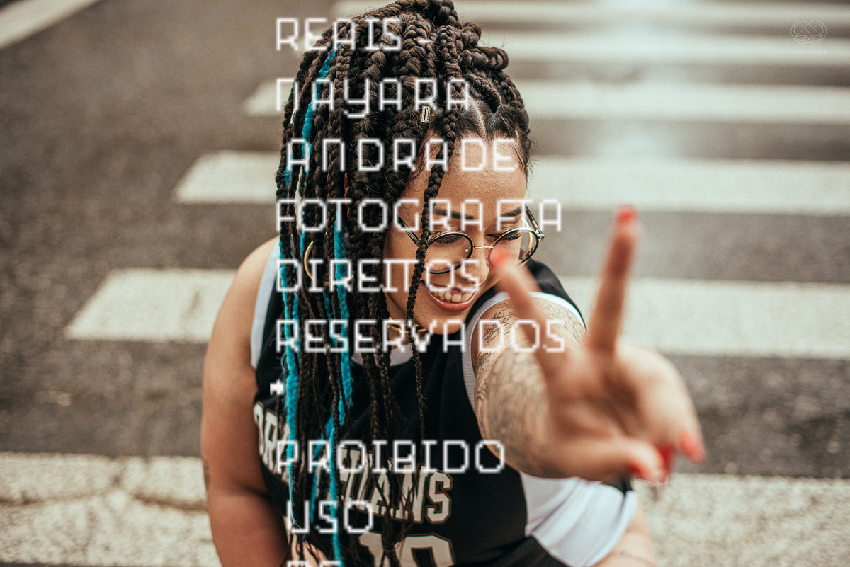 Foto de ensaio feminino mulher plus size linda e segura com fotos sensuais na cama de biquini mulher tatuada e ousada ensaio feito pela fotografa nayara andrade fotografia