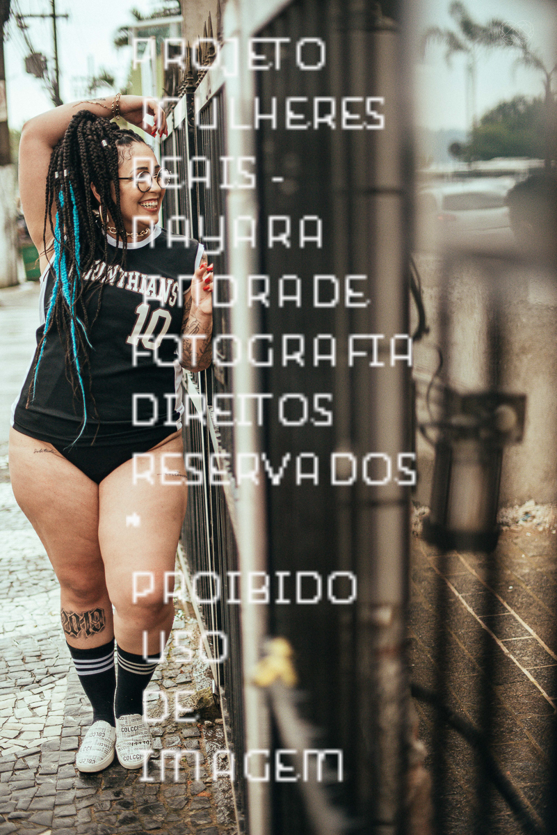 Foto de ensaio feminino mulher plus size linda e segura com fotos sensuais na cama de biquini mulher tatuada e ousada ensaio feito pela fotografa nayara andrade fotografia