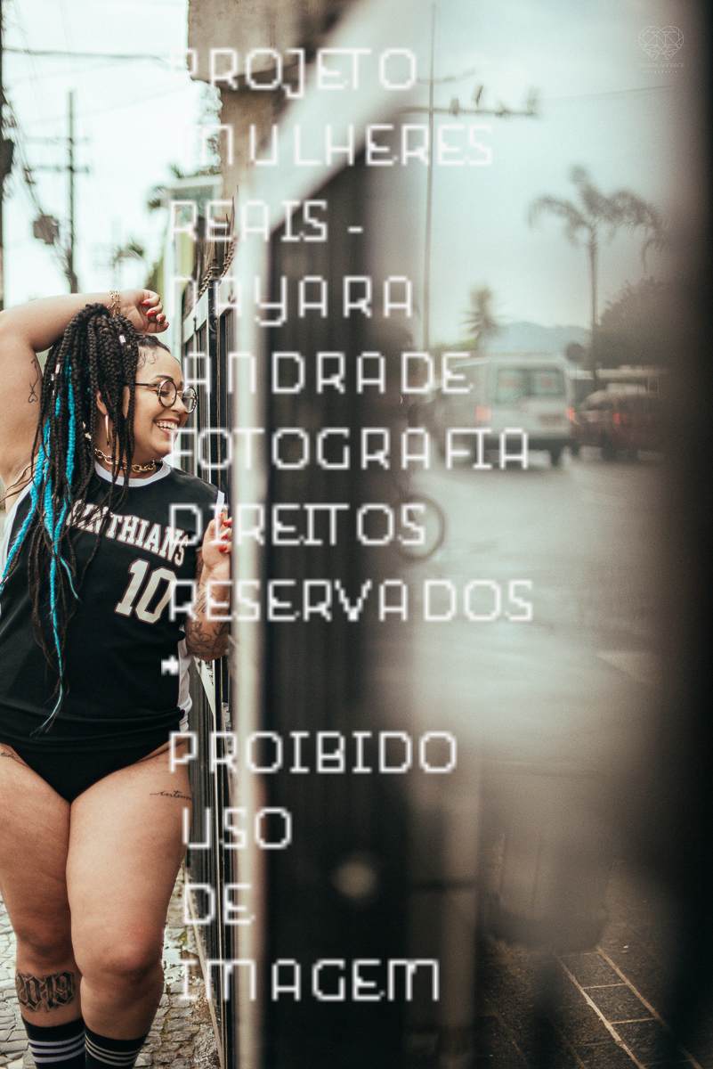 Foto de ensaio feminino mulher plus size linda e segura com fotos sensuais na cama de biquini mulher tatuada e ousada ensaio feito pela fotografa nayara andrade fotografia