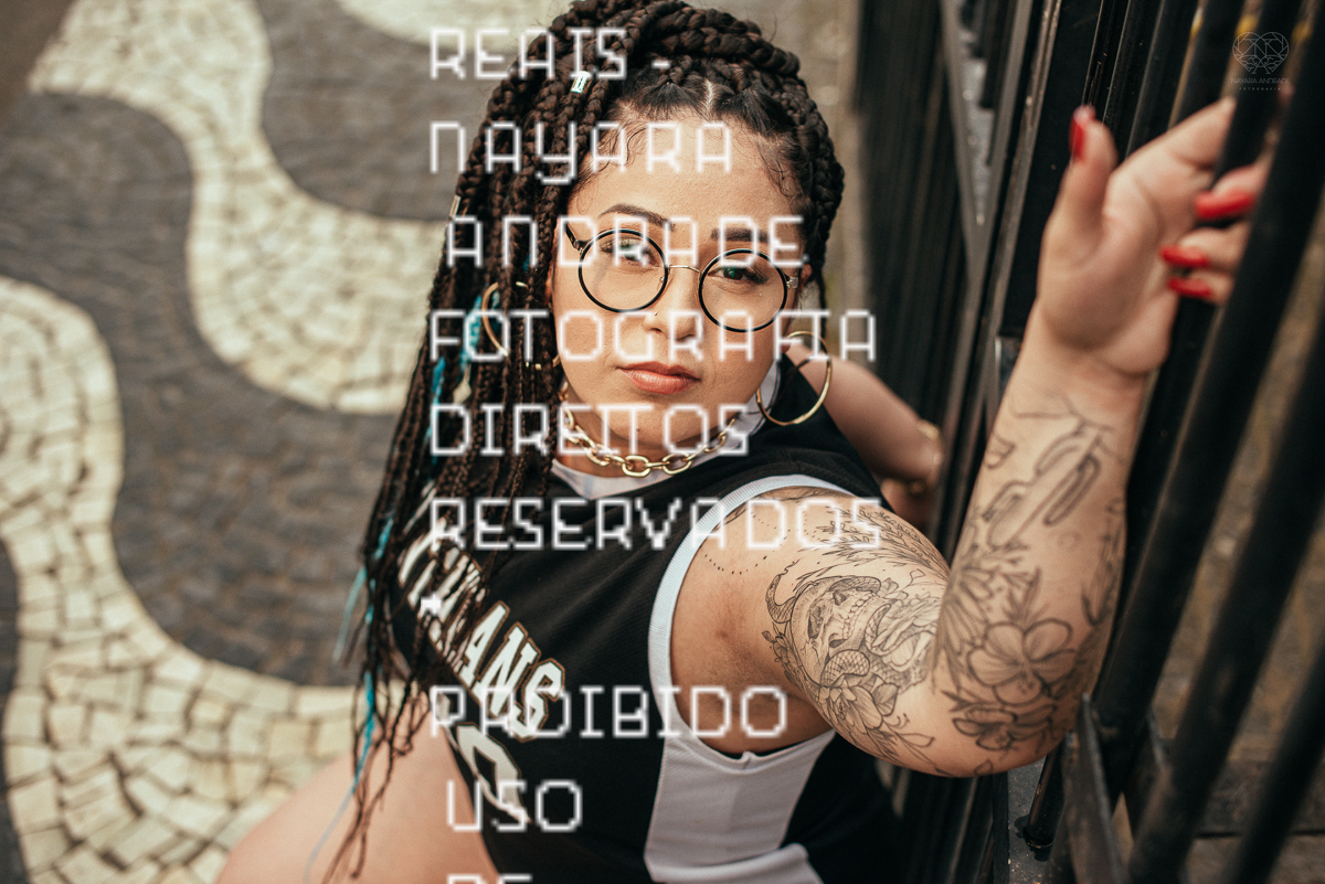 Foto de ensaio feminino mulher plus size linda e segura com fotos sensuais na cama de biquini mulher tatuada e ousada ensaio feito pela fotografa nayara andrade fotografia