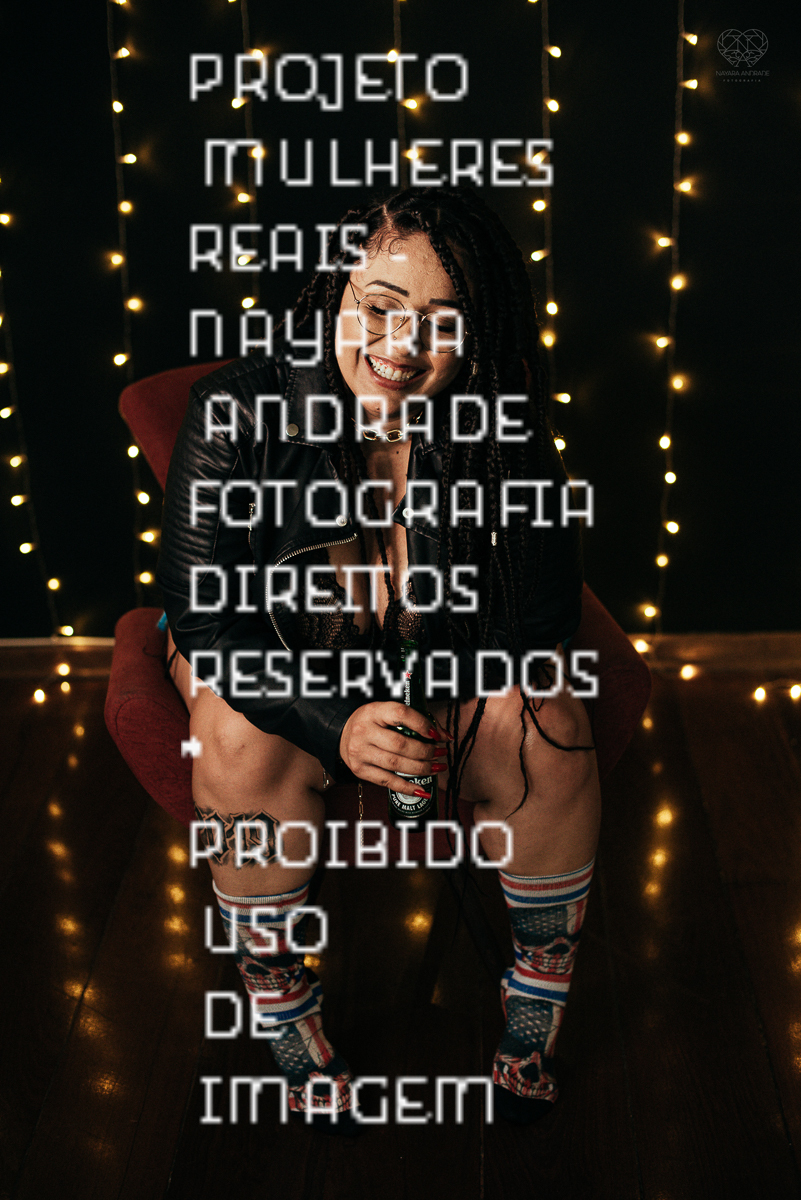 Foto de ensaio feminino mulher plus size linda e segura com fotos sensuais na cama de biquini mulher tatuada e ousada ensaio feito pela fotografa nayara andrade fotografia