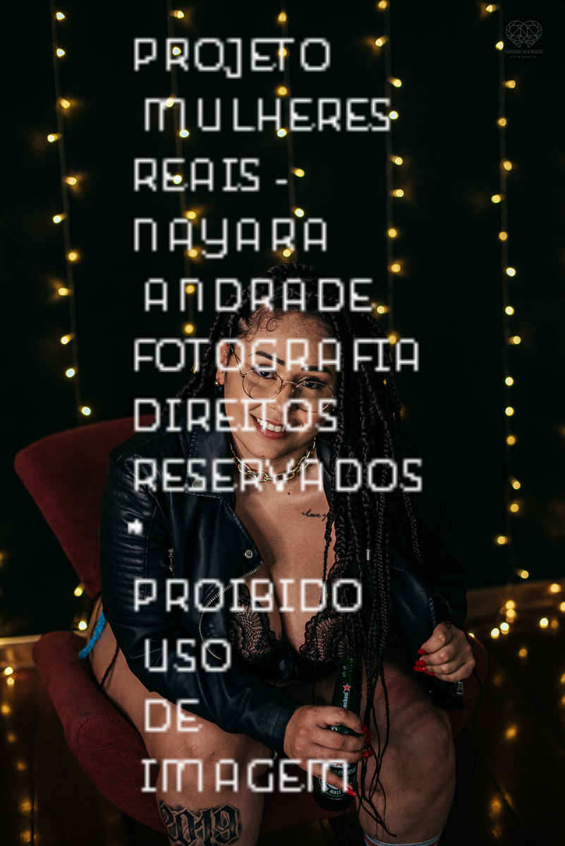 Foto de ensaio feminino mulher plus size linda e segura com fotos sensuais na cama de biquini mulher tatuada e ousada ensaio feito pela fotografa nayara andrade fotografia