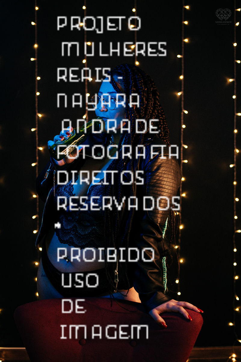 Foto de ensaio feminino mulher plus size linda e segura com fotos sensuais na cama de biquini mulher tatuada e ousada ensaio feito pela fotografa nayara andrade fotografia