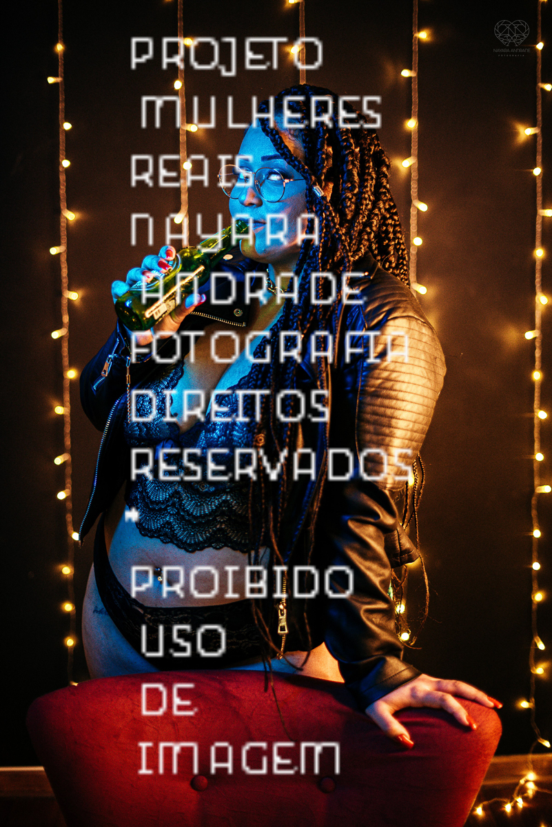 Foto de ensaio feminino mulher plus size linda e segura com fotos sensuais na cama de biquini mulher tatuada e ousada ensaio feito pela fotografa nayara andrade fotografia