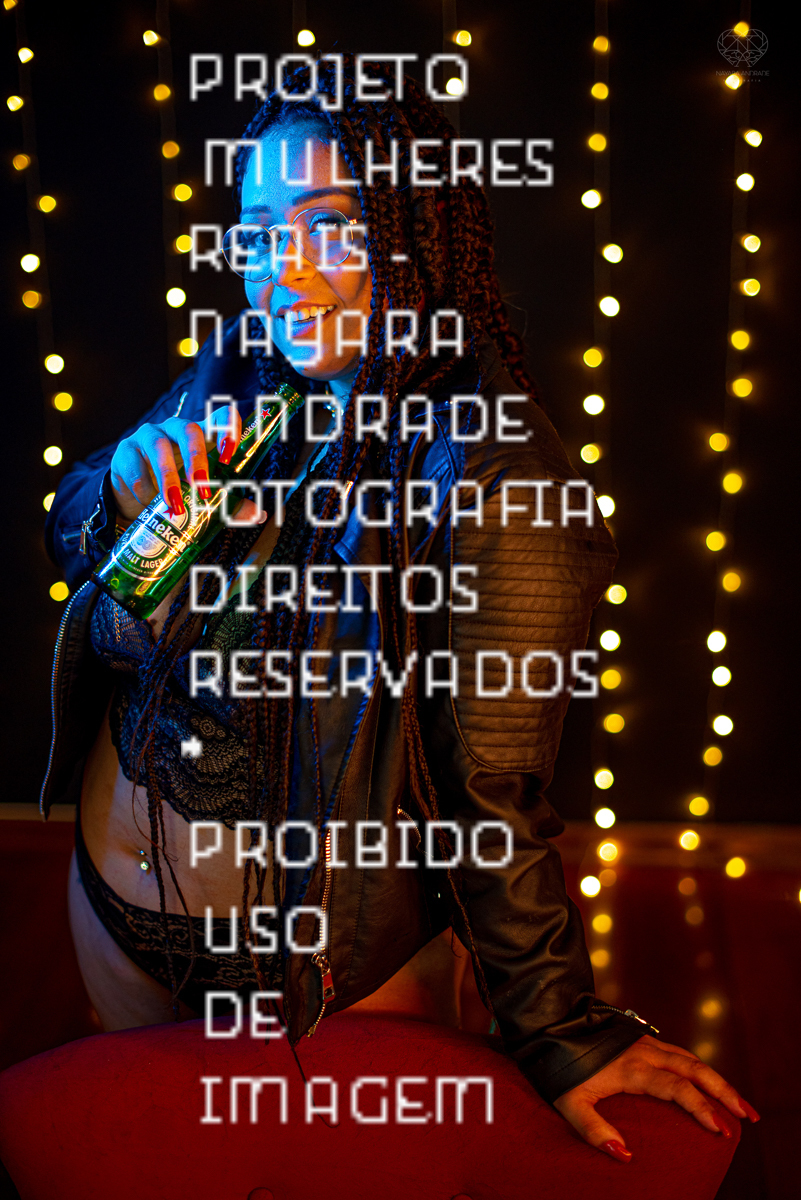 Foto de ensaio feminino mulher plus size linda e segura com fotos sensuais na cama de biquini mulher tatuada e ousada ensaio feito pela fotografa nayara andrade fotografia