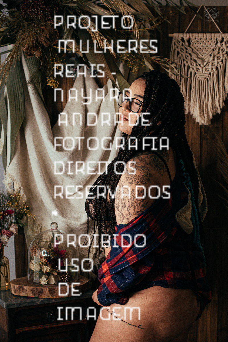 Foto de ensaio feminino mulher plus size linda e segura com fotos sensuais na cama de biquini mulher tatuada e ousada ensaio feito pela fotografa nayara andrade fotografia