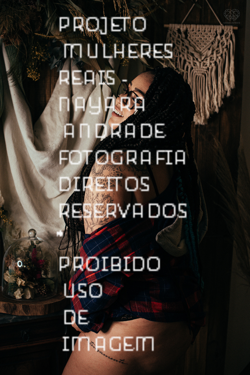 Foto de ensaio feminino mulher plus size linda e segura com fotos sensuais na cama de biquini mulher tatuada e ousada ensaio feito pela fotografa nayara andrade fotografia