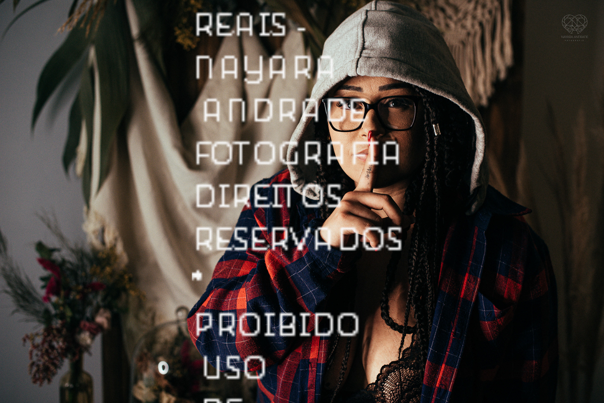 Foto de ensaio feminino mulher plus size linda e segura com fotos sensuais na cama de biquini mulher tatuada e ousada ensaio feito pela fotografa nayara andrade fotografia