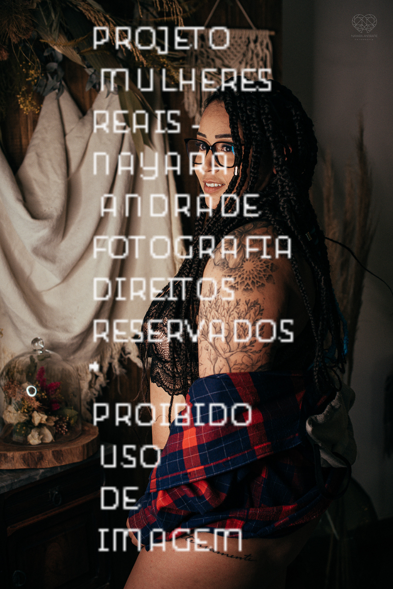 Foto de ensaio feminino mulher plus size linda e segura com fotos sensuais na cama de biquini mulher tatuada e ousada ensaio feito pela fotografa nayara andrade fotografia
