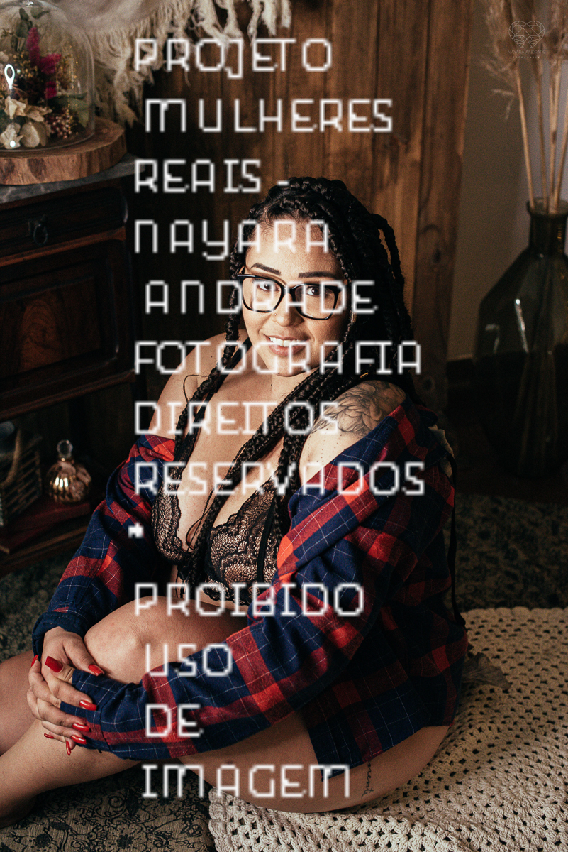 Foto de ensaio feminino mulher plus size linda e segura com fotos sensuais na cama de biquini mulher tatuada e ousada ensaio feito pela fotografa nayara andrade fotografia