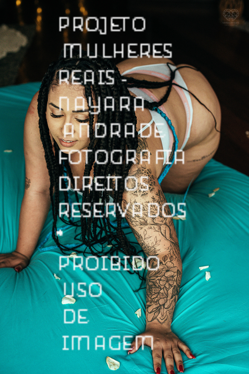 Foto de ensaio feminino mulher plus size linda e segura com fotos sensuais na cama de biquini mulher tatuada e ousada ensaio feito pela fotografa nayara andrade fotografia