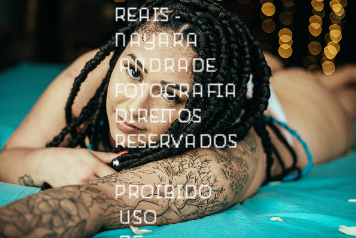 Foto de ensaio feminino mulher plus size linda e segura com fotos sensuais na cama de biquini mulher tatuada e ousada ensaio feito pela fotografa nayara andrade fotografia