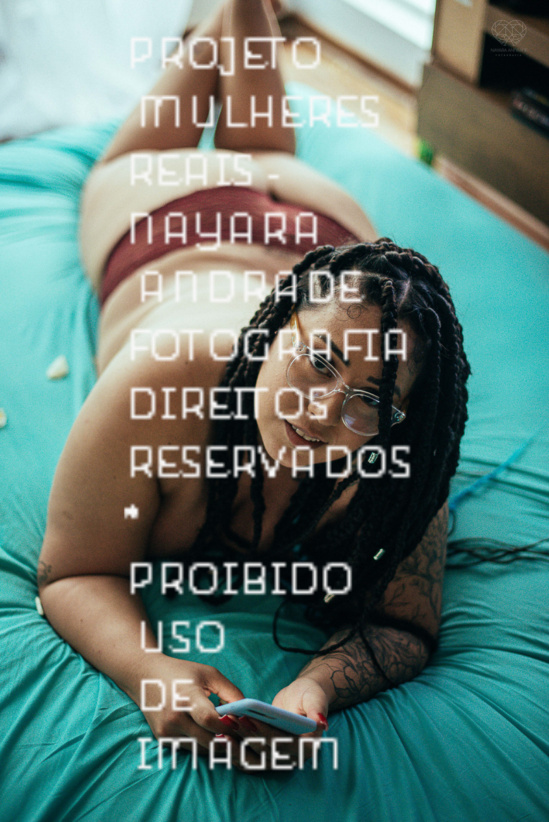 Foto de ensaio feminino mulher plus size linda e segura com fotos sensuais na cama de biquini mulher tatuada e ousada ensaio feito pela fotografa nayara andrade fotografia