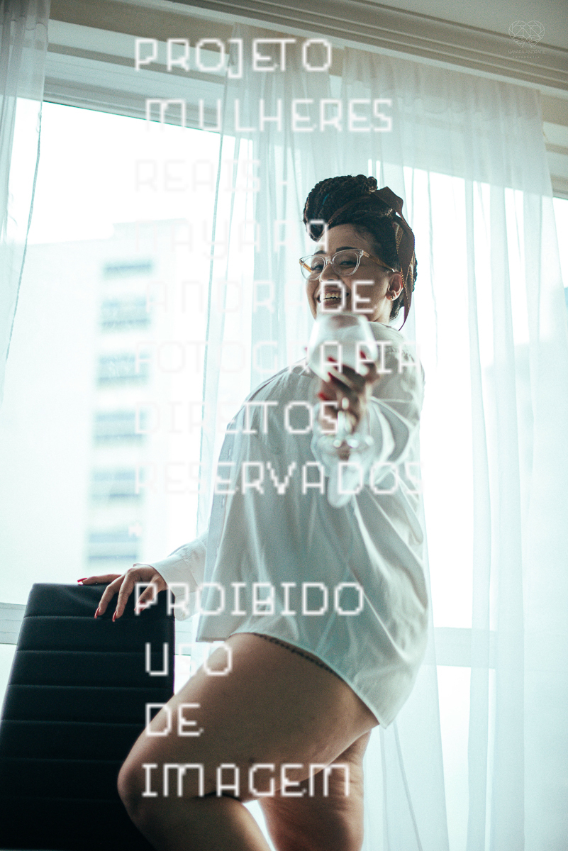 Foto de ensaio feminino mulher plus size linda e segura com fotos sensuais na cama de biquini mulher tatuada e ousada ensaio feito pela fotografa nayara andrade fotografia