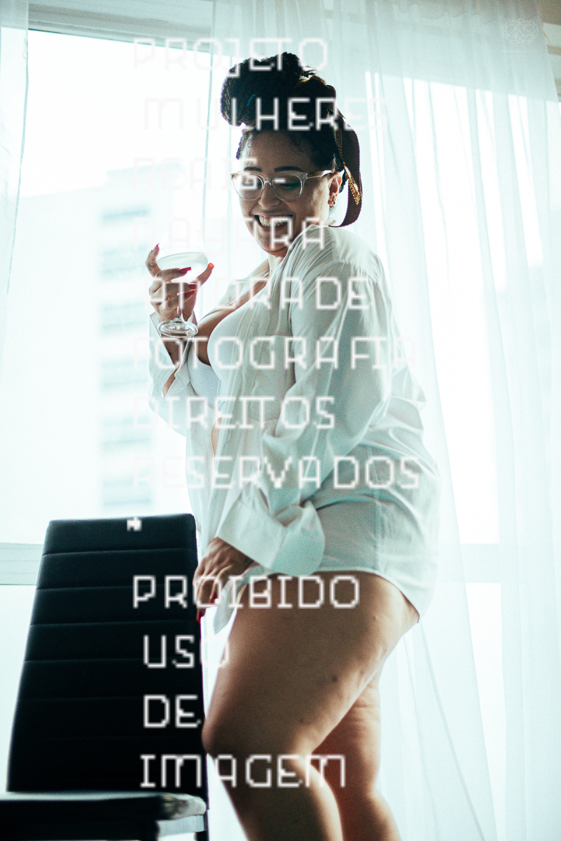 Foto de ensaio feminino mulher plus size linda e segura com fotos sensuais na cama de biquini mulher tatuada e ousada ensaio feito pela fotografa nayara andrade fotografia