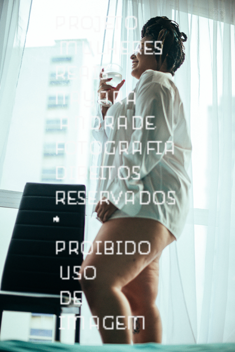 Foto de ensaio feminino mulher plus size linda e segura com fotos sensuais na cama de biquini mulher tatuada e ousada ensaio feito pela fotografa nayara andrade fotografia