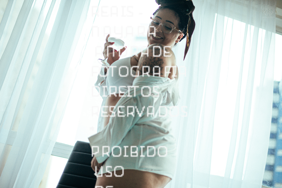 Foto de ensaio feminino mulher plus size linda e segura com fotos sensuais na cama de biquini mulher tatuada e ousada ensaio feito pela fotografa nayara andrade fotografia