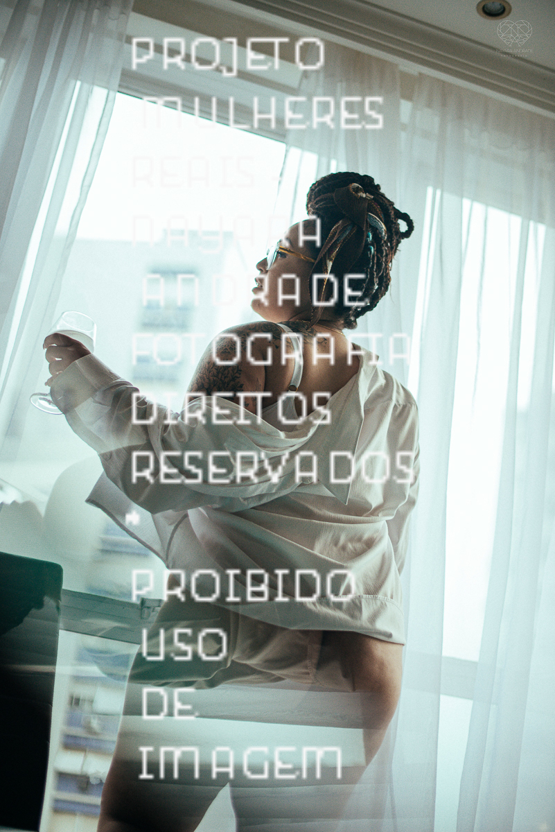 Foto de ensaio feminino mulher plus size linda e segura com fotos sensuais na cama de biquini mulher tatuada e ousada ensaio feito pela fotografa nayara andrade fotografia