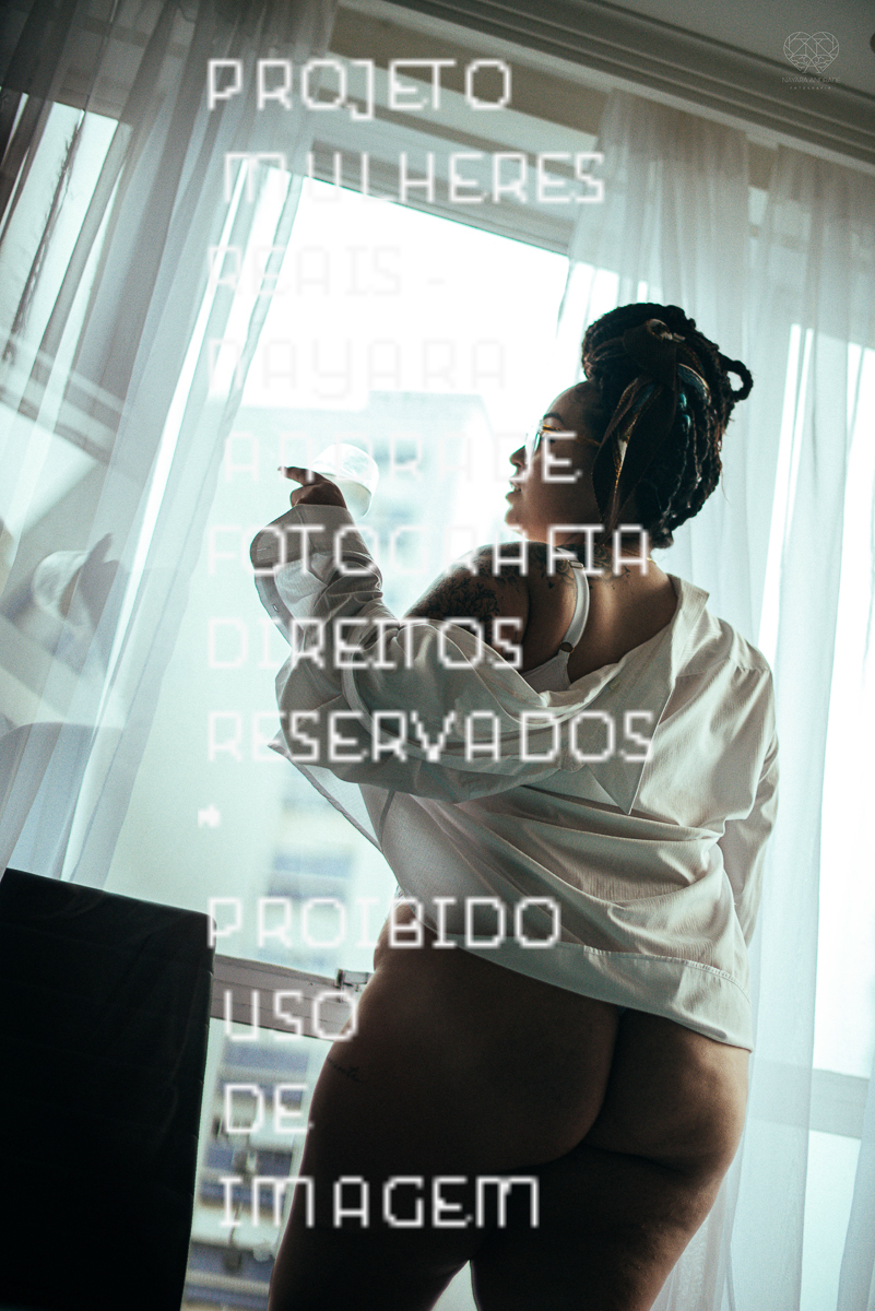 Foto de ensaio feminino mulher plus size linda e segura com fotos sensuais na cama de biquini mulher tatuada e ousada ensaio feito pela fotografa nayara andrade fotografia