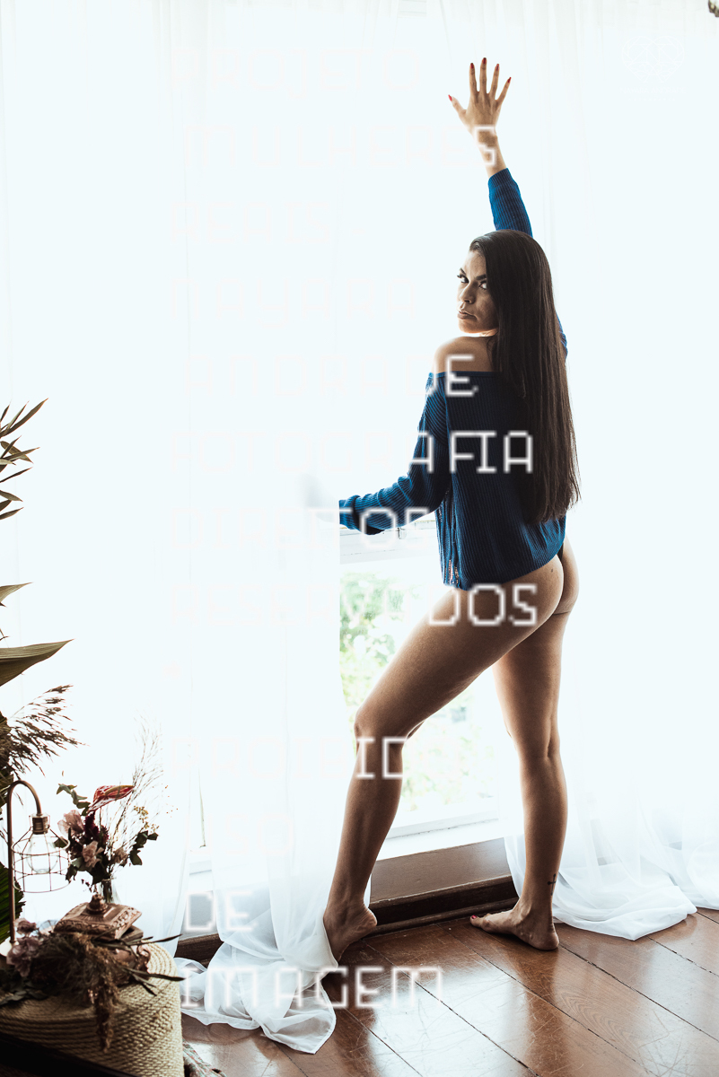 Ensaio feminino sensual nu boudoir feito em estudio lifestyle em santos nu artistico feminino pela fotografa nayara andrade fotografia