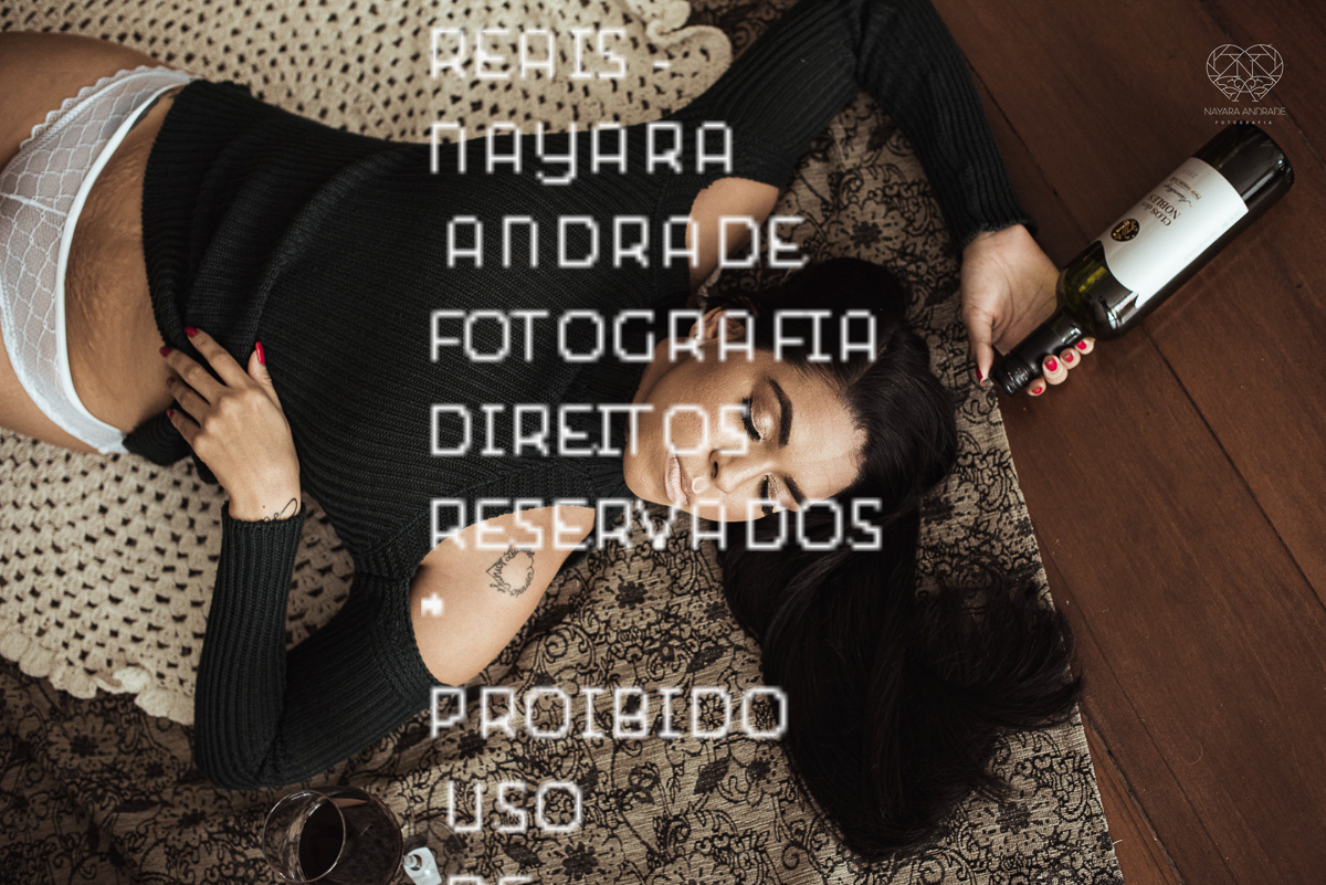 Ensaio feminino sensual nu boudoir feito em estudio lifestyle em santos nu artistico feminino pela fotografa nayara andrade fotografia