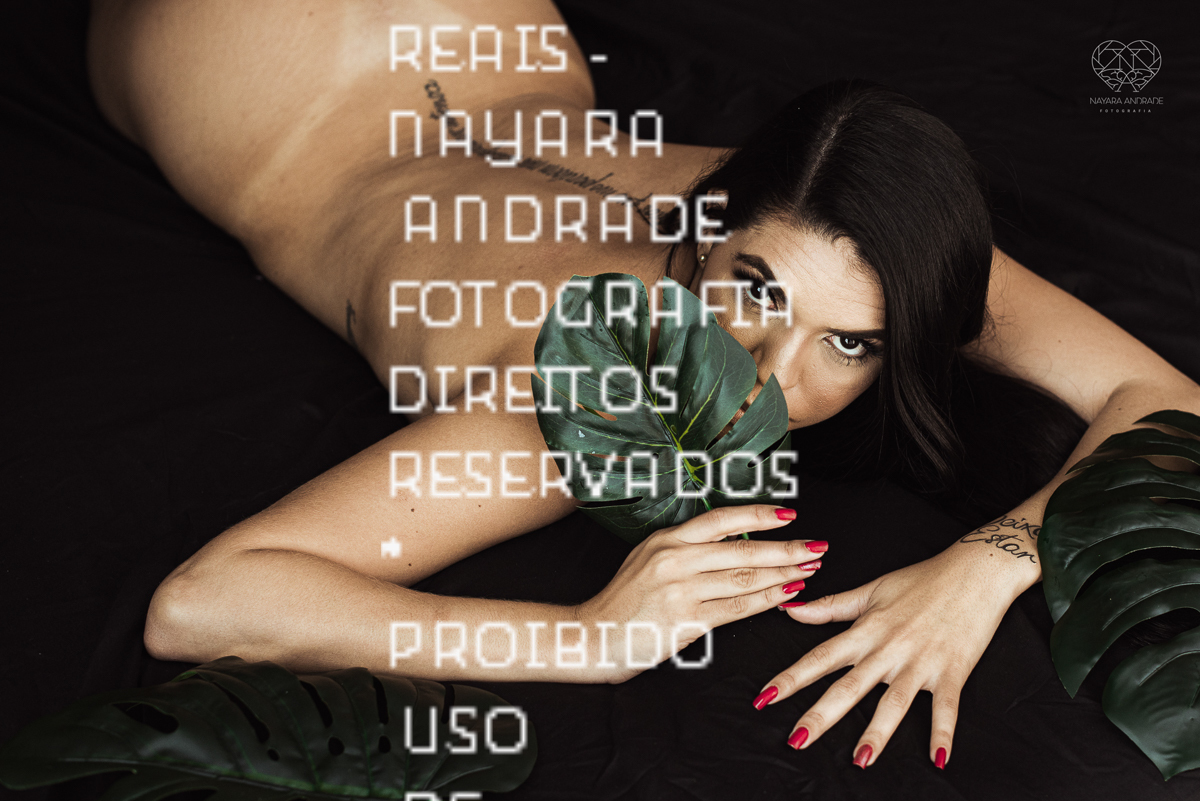 Ensaio feminino sensual nu boudoir feito em estudio lifestyle em santos nu artistico feminino pela fotografa nayara andrade fotografia