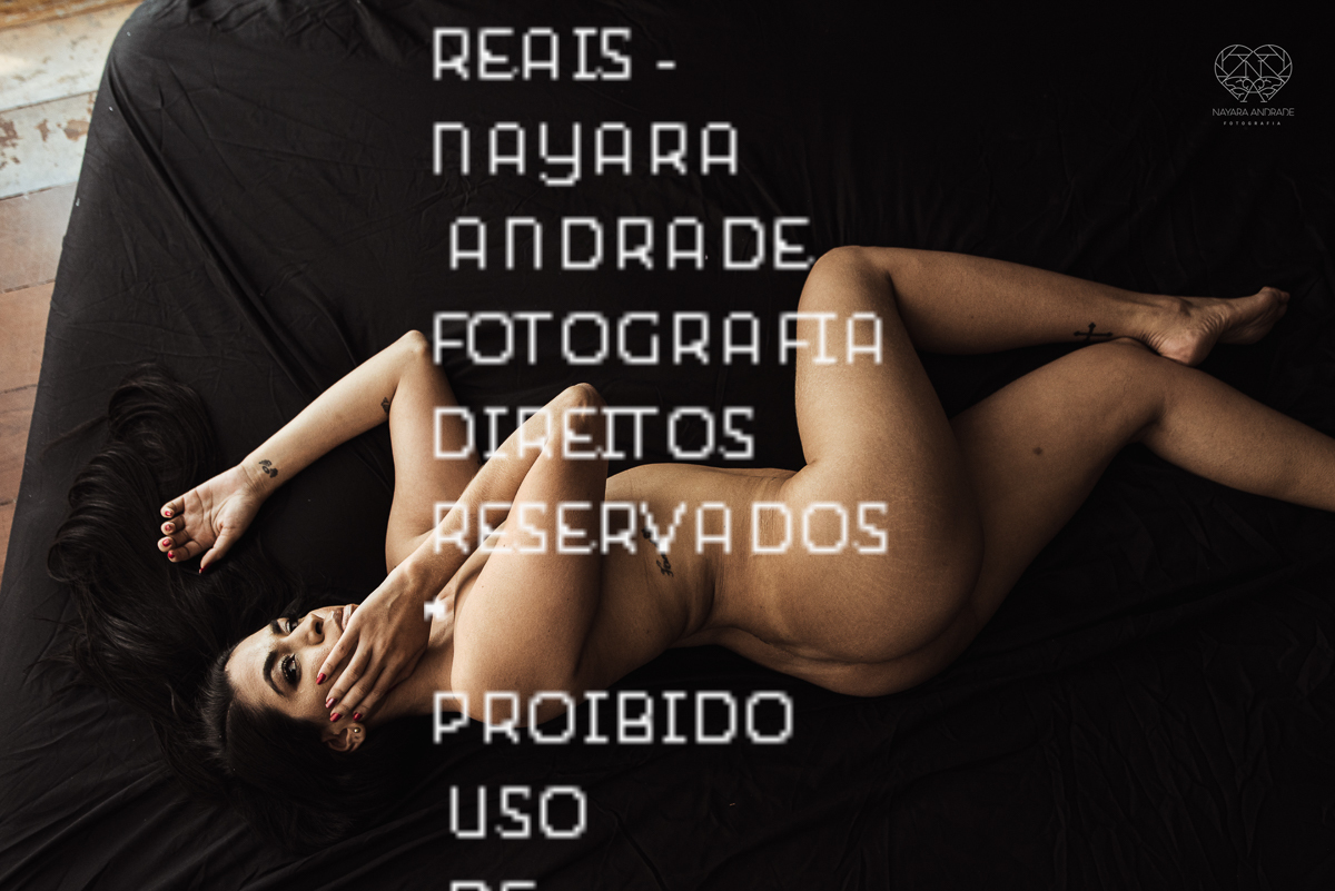 Ensaio feminino sensual nu boudoir feito em estudio lifestyle em santos nu artistico feminino pela fotografa nayara andrade fotografia