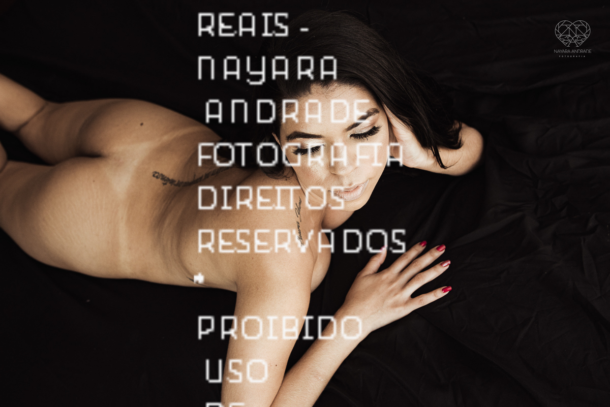 Ensaio feminino sensual nu boudoir feito em estudio lifestyle em santos nu artistico feminino pela fotografa nayara andrade fotografia