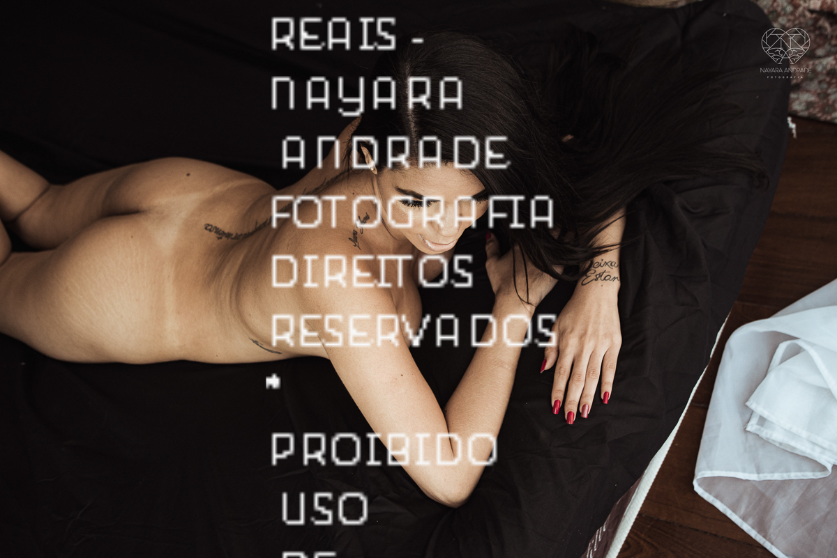 Ensaio feminino sensual nu boudoir feito em estudio lifestyle em santos nu artistico feminino pela fotografa nayara andrade fotografia