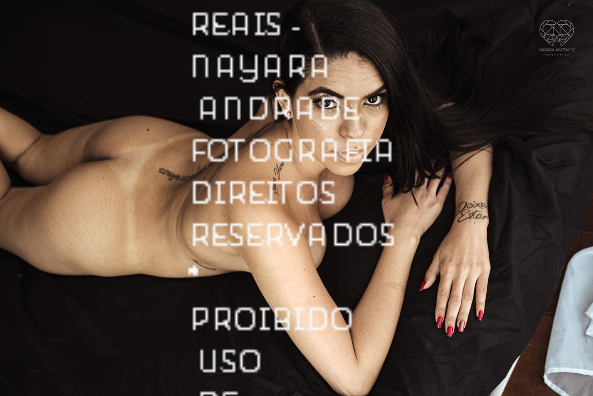 Ensaio feminino sensual nu boudoir feito em estudio lifestyle em santos nu artistico feminino pela fotografa nayara andrade fotografia