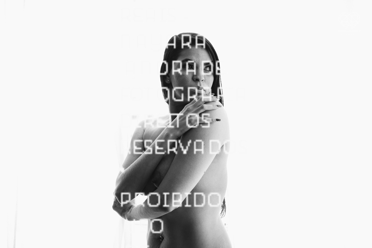 Ensaio feminino sensual nu boudoir feito em estudio lifestyle em santos nu artistico feminino pela fotografa nayara andrade fotografia