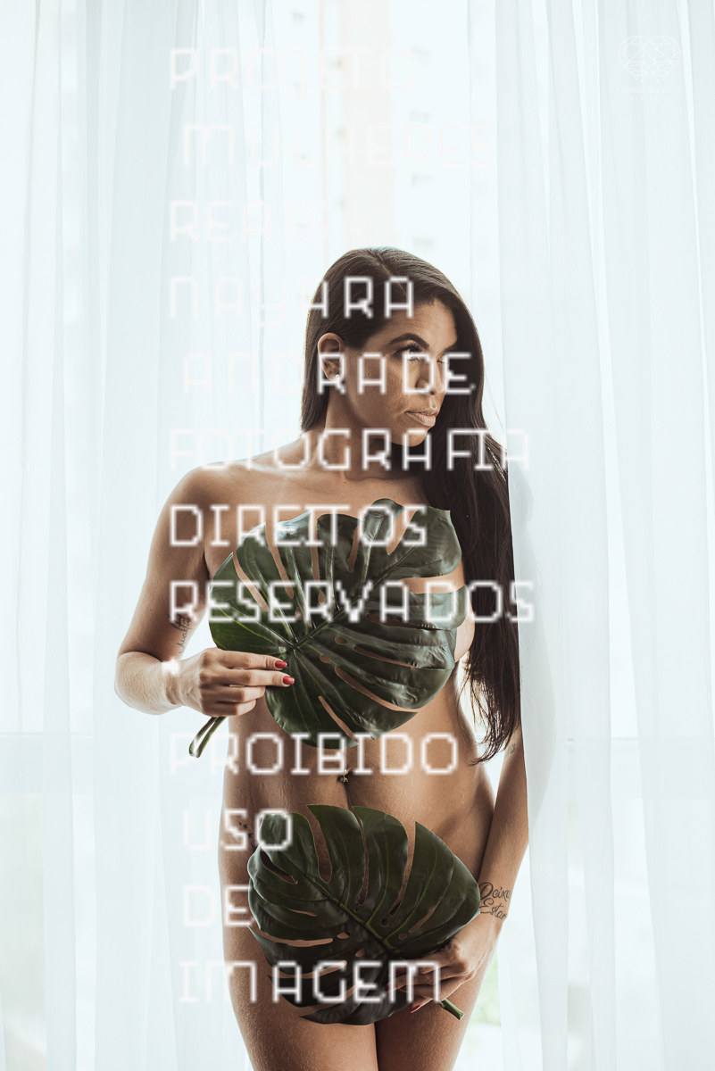 Ensaio feminino sensual nu boudoir feito em estudio lifestyle em santos nu artistico feminino pela fotografa nayara andrade fotografia